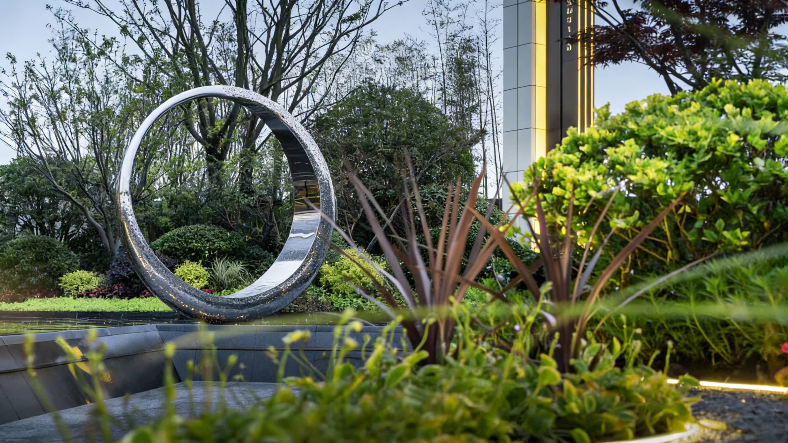 上海雕塑厂不锈钢雕塑维护技巧，延长雕塑使用寿命