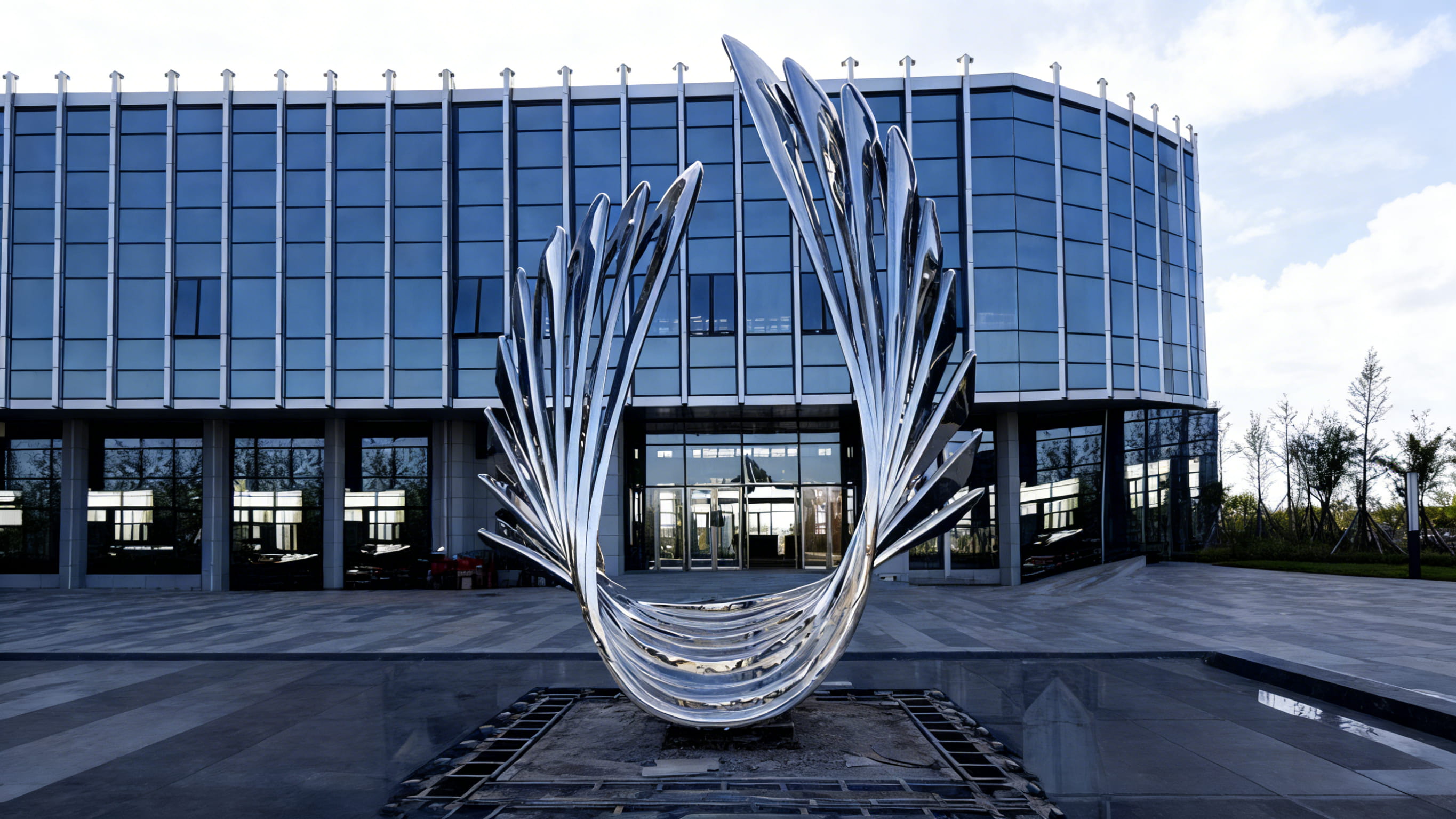 不锈钢雕塑（企业园区正门・翼展凌云）